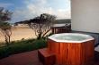 Jacuzzi on large deck - access to the beach from the house - Self Catering Cottage in Cintsa