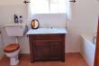 Top apartment bathroom - Bed & Breakfast Accommodation in Forest Hill, Kloof