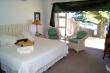 Paradise En Suite - King size bed in room en suite with bath and shower