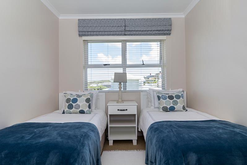 Twin bedroom - upstairs sea view apartment