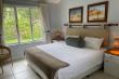 Cottage bedroom ( king size bed)
