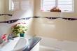 full bath and shower - Self Catering Apartment Accommodation in Umdloti Beach