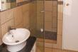 Bathroom with walk-in shower and bath - Self Catering Accommodation in Winklespruit