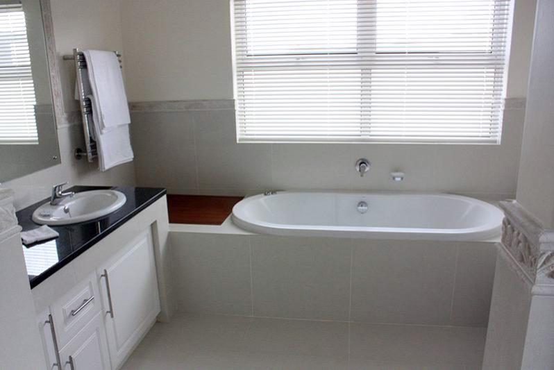 Bath and twin basins in en-suite master bathroom 