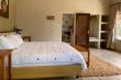 River Cottage/ spacious bedroom with a king size bed 