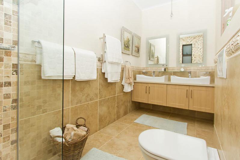 Luxury 3 Bedroom/on-suite Apartment-self-catering bathroom