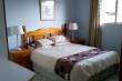 Second bedroom queen-size bed